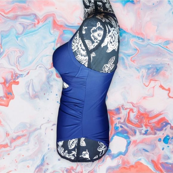 One Piece Swimsuit W/ Cutout, rushed sides and crossed straps NWOT Size Small - Picture 3 of 10